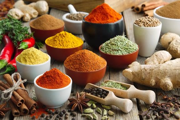 Fundo com uma grande variedade de especiarias para a seção de food service.